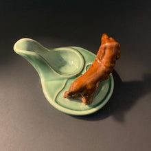 Load image into Gallery viewer, Vintage Wade England Pipe Rest with Hunting Dog
