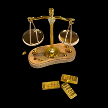 Load image into Gallery viewer, Working 1:12 Balance Scale Miniature with Gold Bars
