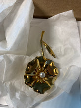 Load image into Gallery viewer, Mid-Century Gold Flower Power Brooch
